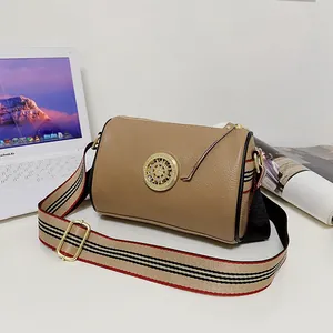 Borsa a tracolla retrò in vera pelle con dettagli dorati e tracolla a righe tessuta