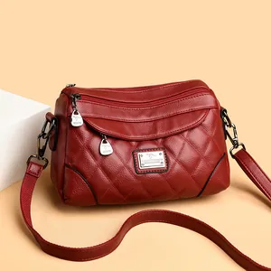 Elegante borsa a tracolla in morbida pelle trapuntata rosso vino da donna capiente