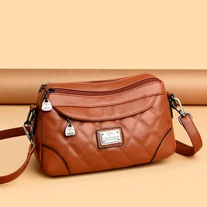 Elegante borsa a tracolla in morbida pelle marrone con trapuntatura a rombi e scomparti