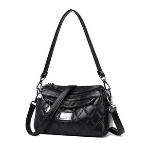 Elegante borsa a tracolla in morbida pelle nera trapuntata con vari scomparti zip