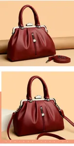 Detailansicht der dunkelroten Leder-Arzt-Handtasche mit silbernen Beschlägen und Griff