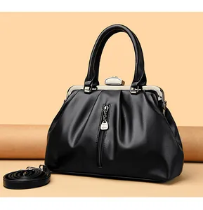 Elegante schwarze Handtasche aus Leder mit Silberverschluss und Känguru-Logo-Detail.