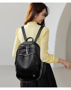 Vista posteriore di una donna che indossa uno zaino multifunzionale in pelle nera