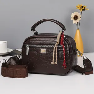 Vintage braune Damen-Umhängetasche aus Kunstleder mit breitem gewebtem Gurt und Griff