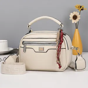 Modische cremefarbene Handtasche aus Kunstleder mit breitem Gurt und Quastendekor