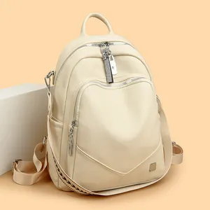Elegante zaino da donna in morbida pelle crema con tracolla decorativa a fantasia