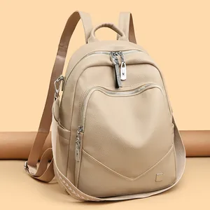 Zaino donna alla moda in morbida pelle beige con tracolla decorata e doppia cerniera