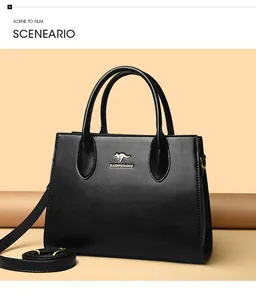 Vista detallada de un bolso tote de cuero negro con un logotipo de canguro dorado y asas.