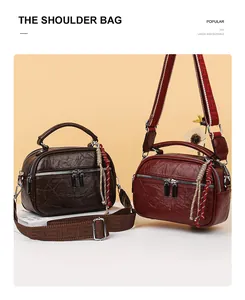 Stilvolle Mini-Schultertasche für Damen in Braun und Weinrot mit gemusterten Trägern.