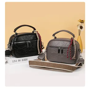 Nahaufnahme von zwei stilvollen Mini-Handtaschen aus strukturiertem Leder in Schwarz und Grau