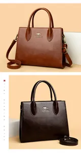 Elegante bolso tote marrón y café oscuro con logo de canguro y correa ajustable