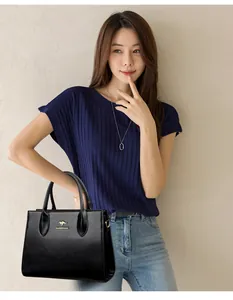 Elegante bolso tote negro de cuero sintético para oficina mostrado por una modelo