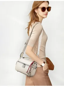 Elegante beige Damen Umhängetasche mit gewebtem Riemen und Reißverschlussdetails
