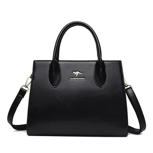 Elegante bolso tote de cuero negro con asa y correa bandolera