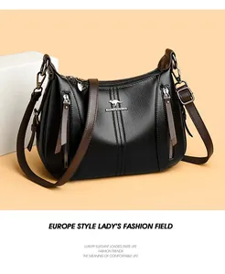 Elegante bolso bandolera de cuero negro con diseño de varios compartimentos y asa.