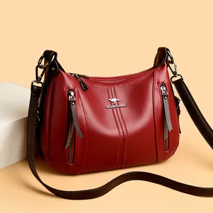 Elegante bolso de hombro en cuero sintético rojo con múltiples compartimentos y logo