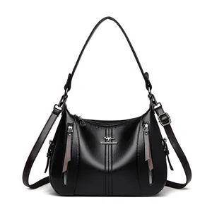 Elegante bolso de mano en cuero negro con logo de canguro y múltiples bolsillos con cremallera