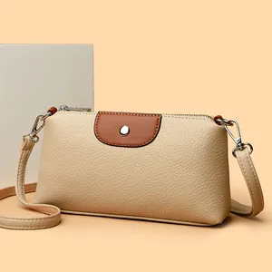 Elegante bolso beige para móvil en cuero litchi con solapa marrón y correa ajustable.