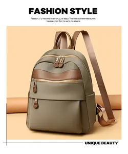 Nahaufnahme des khakifarbenen Nylonrucksacks für Damen mit braunen Lederakzenten