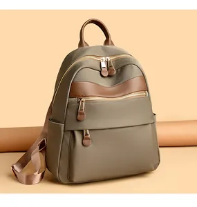 Detailansicht eines olivgrünen minimalistischen Nylon-Rucksacks mit braunem Leder