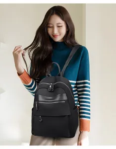 Stilvoller schwarzer minimalistischer Damenrucksack, präsentiert von einem Modell