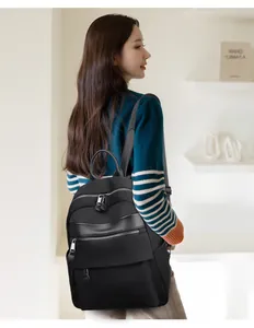 Stilvoller schwarzer Damenrucksack, getragen von einem Modell in Innenräumen.