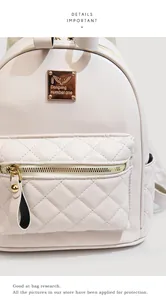 Detailaufnahme eines stylischen, gesteppten PU-Leder-Rucksacks für Damen mit Goldbeschlägen