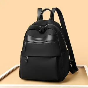 Moderner schwarzer Damenrucksack aus Nylon mit großem Fassungsvermögen und schlichtem Design