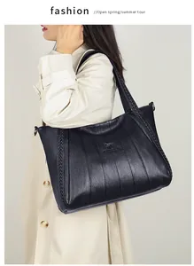 Grote zwarte leren shopper met stijlvol geplooid design en gevlochten schouderbanden