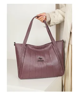 Grote paarse geplooide leren shopper met gevlochten handvatten en metalen logo