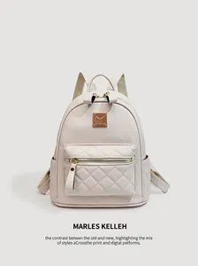 Vorderansicht eines stilvollen beigen gesteppten PU-Lederrucksacks für Damen mit Goldzippern