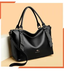 Detalle de un bolso negro para mujer con logo de canguro y elegantes adornos de cristal