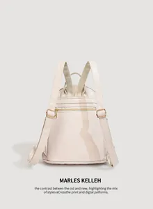 Rückansicht des eleganten beigen PU-Leder-Diebstahlschutz-Rucksacks für Damen studio