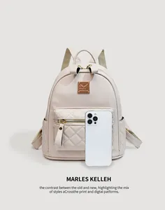 Nahaufnahme eines beigen gesteppten Damenrucksacks aus PU-Leder mit Smartphone zum Größenvergleich