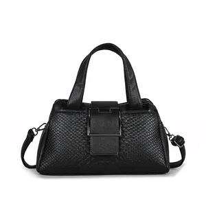 Vorderansicht einer schwarzen Handtasche mit feiner Prägung und Metallschnalle für Damen