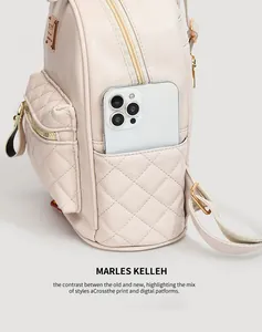 Detailansicht eines cremefarbenen gesteppten PU-Lederrucksacks mit Smartphone-Tasche