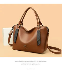 Vista detallada de la textura del cuero marrón y el decorado de cristal en este bolso elegante