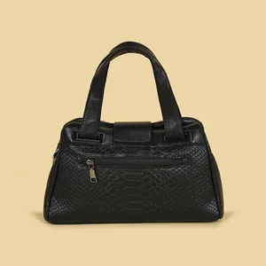 Detailansicht der eleganten schwarzen Damenhandtasche aus geprägtem Kunstleder mit Fach.
