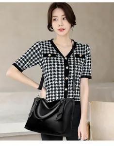 Elegante bolso de hombro de cuero sintético negro con lazos decorativos en el modelo