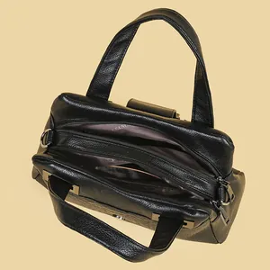 Draufsicht auf eine schwarze Lederhandtasche mit geräumigen, praktischen Innenfächern