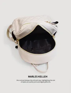 Nahaufnahme des dunklen Innenfachs eines cremefarbenen gesteppten PU-Leder-Rucksacks