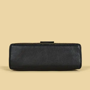 Unteransicht einer schwarzen Handtasche aus geprägtem Leder mit hochwertiger Narbung
