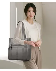 Modelo asiática con un bolso tote grande de cuero suave en color gris
