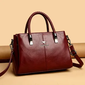 Elegante bolso de mano de cuero rojo vino con asas trenzadas y bandolera