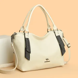 Elegante bolso tote de cuero crema con modernas correas negras de diamantes de imitación