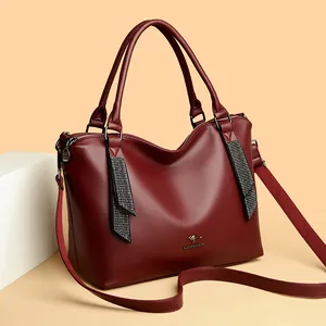 Elegante bolso de mano de cuero granate con detalles de strass y correa ajustable