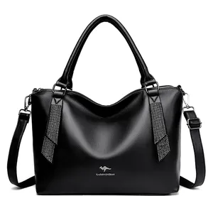 Elegante bolso de mano de cuero granulado negro con detalles de pedrería y correa