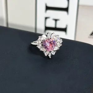 Primer plano de un elegante anillo de cristal rosa con forma de corazón y halo brillante