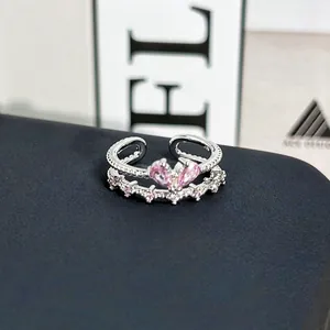 Elegante anillo ajustable plateado con gemas rosas brillantes en forma de corazón