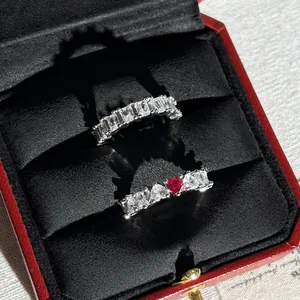 Primo piano di lussuosi anelli d'argento con pietre a forma di cuore in una scatola